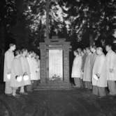 Skara Manskörs 30-årsjubileum, 1951.
Representanter för Skara och Eidsvolls körer hyllar de norska soldater som omkom vid en flygolycka på Kinnekulle under andra världskriget på olycksplatsen, där en minnessten rests.