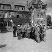 Skara Manskör.
Vänortsbesök från Norge 6 juni 1959.
Körens ordförande Allan Cederborg hälsar gästerna välkomna till Skara på Läroverkets skolgård och kören välkomstsjunger under ledning av Ivar Bergström.