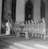 Skara Lottakår.
Lottainvigning i Domkyrkan 10/2 1963. Pastor Yngve Levenskog talar till de nyintagna lottorna.