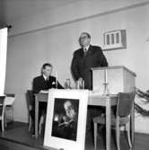 Skara Fotoklubb.
Årsmöte och prisutdelningsfest omkring 1950. Ordförande Axel Dahlberg hälsningstalar, till vänster Holger Johansson.