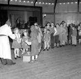 Skara. 
Kommunaltjänstemannaförbundets jul- och familjefest 1948. Folkets park, rotundan. Dahlman, V. Johansson m.fl.