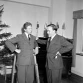 Skara Fotoklubb.
Årsmöte och prisutdelningsfest omkring 1950. P.O. Swanberg och Herbert Grydbeck pratar foto.