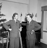 Skara Fotoklubb.
Årsmöte och prisutdelningsfest omkring 1950. P.O. Swanberg och Herbert Grydbeck pratar foto.