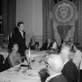 Skara Köpmannaförening.
50-årsjubileet 20/9 1958 på Skara Stadshotell. Erik V. Ramberg, Vara, tackar för Sveriges Köpmannaförbunds ungdomsrörelse.