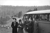 Skara Köpmannaförenings ungdomsavdelning. 
Utflykt till Trollhättan 1947. 
Från vänster: 
Inger Andersson, Greta Holmgren, Lisbeth Sälde, Karl-Erik Bergqvist, Barbro Rehn, Elsa Sälde och Margit Wahss.