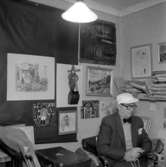 Konstnär Frans Larsson i sitt hem i Bladska huset, Skara, bland böcker och konstverk, 1958.