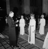 Skaras lucia 1965 (Eva Hornvall?) krönes i Skara Domkyrka av biskop Sven Danell.
