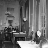 Stadsfullmäktigeledamöter i Skara 1951-54.
Stadsfullmäktiges ordförande Rudolf Andersson, sittande kommunalborgmästare Karl Sernström.