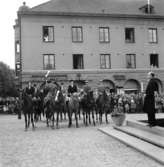 Olympiska elden anländer till Skara 1956. Biskop Sven Danell välkomnar ryttarna och elden.