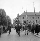 Olympiska elden anländer till Skara 1956. Elden förs vidare.