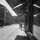 Promenad i vårsol på Marumsgatan, Skara,1959.