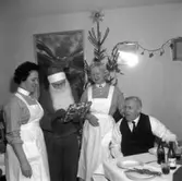 Julafton på Viktoriagården, Skara, 1961.
Tomten kommer till före detta kommunalarbetaren Gustaf Andersson.