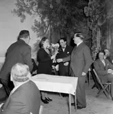 Gösta Knutsson (Pelle Svanslös) avtackas efter en frågesporttävling, Skara, 1951. I mitten byggnadschef Björn Hansson.