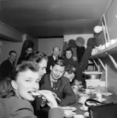 Snoddas framträder i dansrotundan, Folkets park i Skara, 1951.
Kaffepaus. I mitten Snoddas, till vänster om honom Stig 