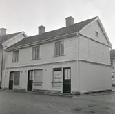 Rådhusgatan 1, norra fasaden.
Skara Pappershandel AB Konst.