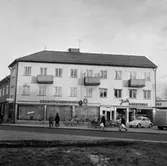 Jarls Konditori och Esso.