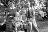 Rut och Harry Johansson (Tjärnbro) med familj, Frosterud.