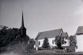 KYRKA MED FRISTÅENDE KLOCKSTAPEL