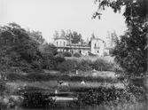 Tidaholmssamlingen.Foto: Mivis eller Signe Lidwall.Firman Ad. Lidwall etablerades 1862. Mivis Lidwall f.1856 och Adolf Lidwall drev den tillsammans med sin dotter Signe.