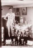 Löparfenomenet Eric Backman, 
Vann vid olympiaden i Antwerpen 1920 fyra olympiska medaljer, ett silver och tre brons. 
Deltog i 40 tävlingar 1922 då han segrade i 36 och i de övriga blev han 2:a.
Född 18 maj 1896 i Acklinga socken, 
död 29 juni 1965.