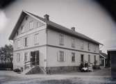 Familjen L.A. Andersson vid kaffebord utanför affären/bostaden 1907.