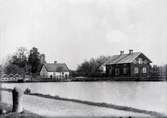 1890-1900.

På det vita huset sitter en skylt 