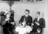Ett bygdespel där tre kvinnor spelar kort och dricker vin april 1914.