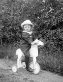 En pojke på en cykelhäst.