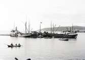 Bilden är från Hästholmen 1922 vid bärgningen av Per Brahe, ev den 22 augusti. 
Per Brahe syns hängande mitt i bild.
En av båtarna heter Nelly.