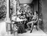 Öl- och läskedrycksdrickande ungdom på Hotell Kinnekulles veranda.