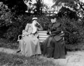 ANNA OCH ANDRIETTE FLORÃ‰N, MARIESTAD, PÅ EN PARKBÄNK.

Andriette var mor till Anna Florén