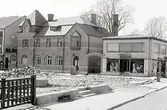 Wera-Magasinet och System-Bolagets lokaler.
Bilden tagen från Tvärgatan, där biografen Central-Bio just blivit riven. Endast trappan finnas kvar.