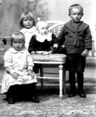 Ateljé.  Linnéa, Karin, Ernst och Georg Olsson Franzén Otterbäcken 1913.Fotograf: Ellen Kock? Axel Lundbäck m.fl.Gullspångssamlingen.Bilder från Gullspång med omnejd.