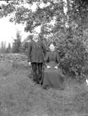 Exteriör. Par, stenmur i bakgrunden.


Fotograf: Ellen Kock? Axel Lundbäck m.fl.
Gullspångssamlingen.
Bilder från Gullspång med omnejd.