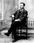 Ateljé. Herre.


Fotograf: Ellen Kock? Axel Lundbäck m.fl.
Gullspångssamlingen.
Bilder från Gullspång med omnejd.