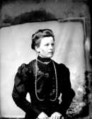 Ateljé. Dam.Fotograf: Ellen Kock? Axel Lundbäck m.fl.Gullspångssamlingen.Bilder från Gullspång med omnejd.