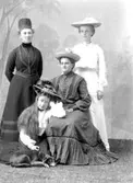 Ateljé. Stående fr.v. Viktoria Andersson född Frykman 1875, lärarinna,Ester Frykman, sittande Rut Frykman och Anna Magnusson lärarinna Amnehärads skolor 1903-1945.Fotograf:Ellen Kock? Axel Lundbäck m.fl.Gullspångssamlingen.Bilder från Gullspång med omnejd.