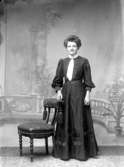 Ateljé. Dam.Fotograf:Ellen Kock? Axel Lundbäck m.fl.Gullspångssamlingen.Bilder från Gullspång med omnejd.