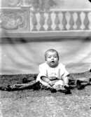 Ateljé. Litet barn på golvet.Fotograf:Ellen Kock? Axel Lundbäck m.fl.Gullspångssamlingen.Bilder från Gullspång med omnejd.