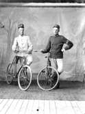 Ateljé. 
Två herrar med cyklar.

Fotograf:
Ellen Kock? Axel Lundbäck m.fl.
Gullspångssamlingen.
Bilder från Gullspång med omnejd.