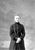 Ateljé. Viktoria (Tora) Andersson *1875 Frykman.Ordinarie lärarinna i Nolhult 1911-1935.Fotograf:Ellen Kock? Axel Lundbäck m.fl.Gullspångssamlingen.Bilder från Gullspång med omnejd.