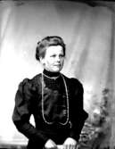 Ateljé. Hanna Andersson *1877, gift med Friden Andersson.

Fotograf:
Ellen Kock? Axel Lundbäck m.fl.
Gullspångssamlingen.
Bilder från Gullspång med omnejd.