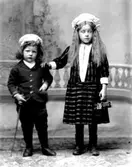 Ateljé. 
Pojke och flicka.

Fotograf:
Ellen Kock? Axel Lundbäck m.fl.
Gullspångssamlingen.
Bilder från Gullspång med omnejd.