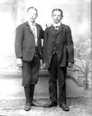 Ateljé. 
Två herrar.

Fotograf:
Ellen Kock? Axel Lundbäck m.fl.
Gullspångssamlingen.
Bilder från Gullspång med omnejd.