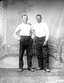 Ateljé. 
Två herrar.

Fotograf:
Ellen Kock? Axel Lundbäck m.fl.
Gullspångssamlingen.
Bilder från Gullspång med omnejd.