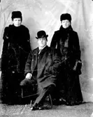 Ateljé. 
Två damer, en herre.

Fotograf:
Ellen Kock? Axel Lundbäck m.fl.
Gullspångssamlingen.
Bilder från Gullspång med omnejd.