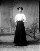 Ateljé.
Dam.
Fotograf: Ellen Kock? Axel Lundbäck m.fl.
Gullspångssamlingen.
Bilder från Gullspång med omnejd.