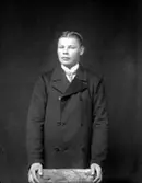 Ateljé.
Herre.
Fotograf: Ellen Kock? Axel Lundbäck m.fl.
Gullspångssamlingen.
Bilder från Gullspång med omnejd.