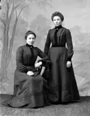 Ateljé.Två damer.Fotograf: Ellen Kock? Axel Lundbäck m.fl.Gullspångssamlingen.Bilder från Gullspång med omnejd.