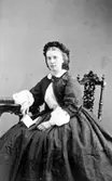 Bertha Valerius, 1824-1895, fotograf med egen ateljé, först på Mäster Samuelsgatan i Stockholm 1863-1867, sedan på Brunkebergs torg, 1867-1872. Var en av de första kvinnorna i fotobranschen och den första kvinnan att bli kunglig porträttleverantör 1864. Hon deltog också i Industriutställningen i Stockholm 1866.
